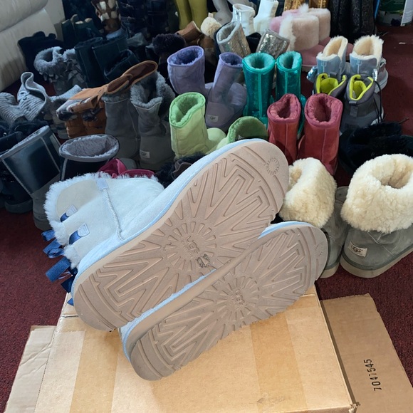 Size 10 Light Blue Uggs With Bows - Picture 6 of 10